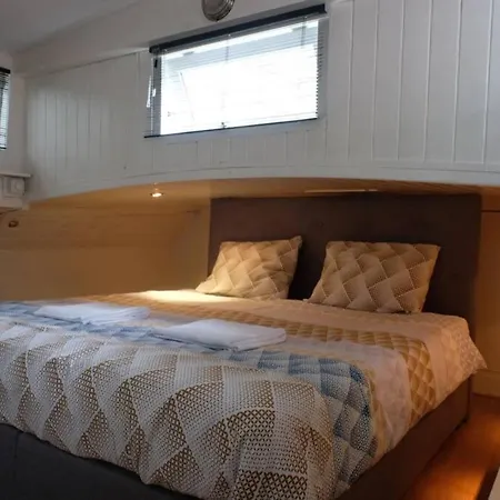 Houseboat Trijntje City Center * אמסטרדם